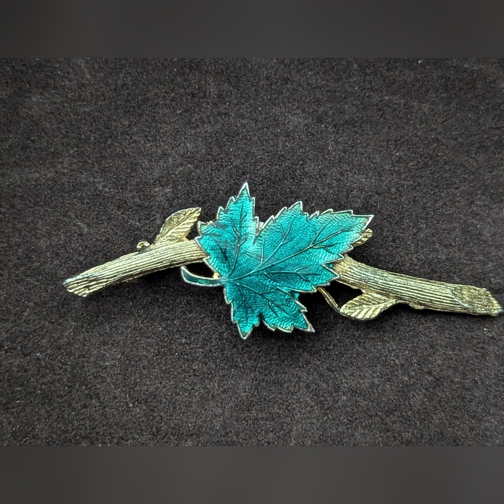 Elegant Green Leaf Brooch